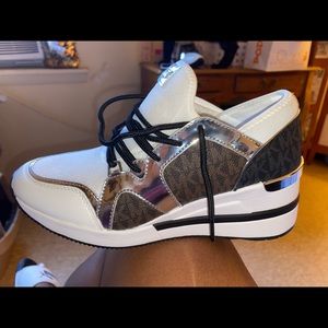 Micheal Kors Sneakees.